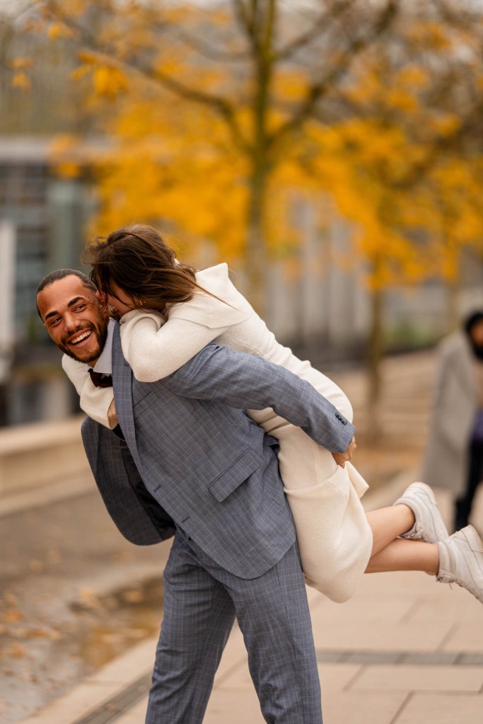 Urbanes Couple Shooting Köln – Paar lacht beim Spaziergang durch die Herbststraßen © Chirlyart