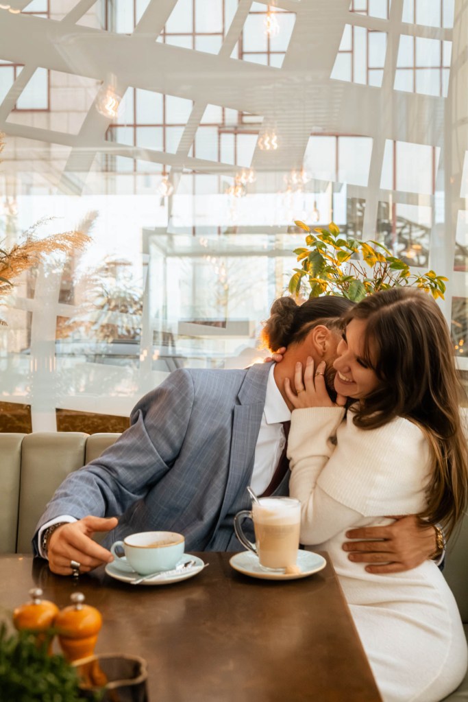 Café Couple Shooting Köln – Paar kuschelt und küsst sich beim Kaffee © Chirlyart