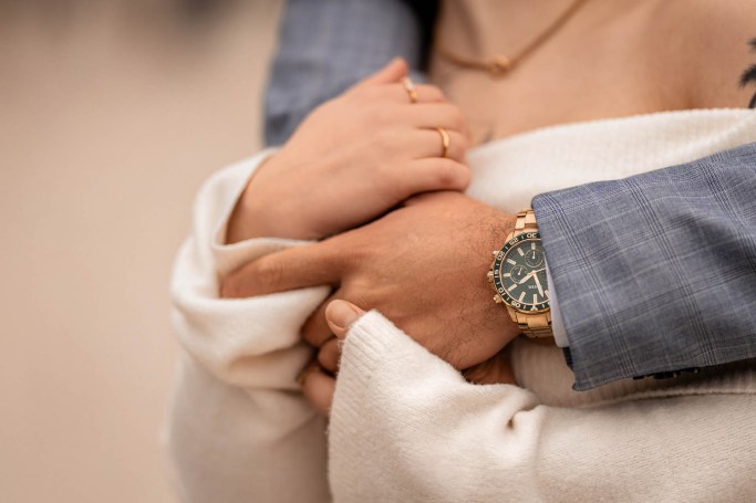 Close-Up Paarfotografie Köln – Hände halten sich, Uhr und Armband, zarte Verbindung © Chirlyart