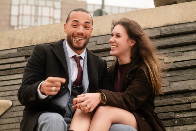 Couple Shooting Köln – Paar lacht auf der Parkbank, natürliche Herbststimmung © Chirlyart