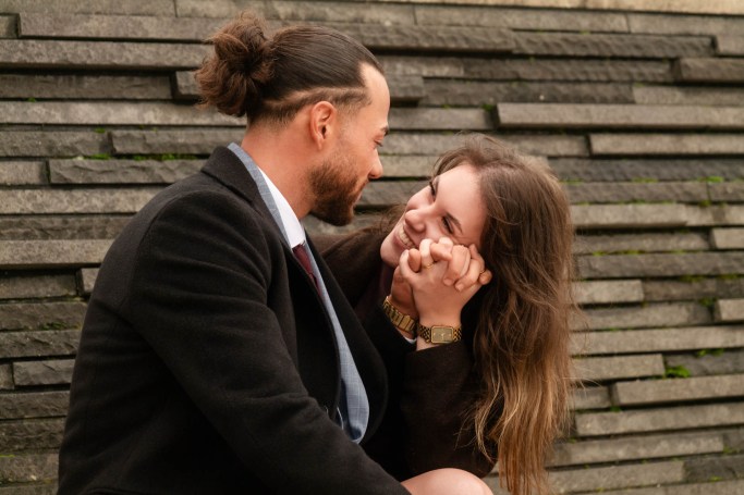 Paarfotografie Parkbank Köln – Paar sitzt eng zusammen, intimer Herbstmoment © Chirlyart