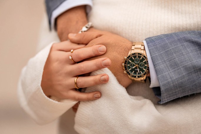 Close-Up Paarfotografie Köln – Hände mit Eheringen, goldener Ring © Chirlyart