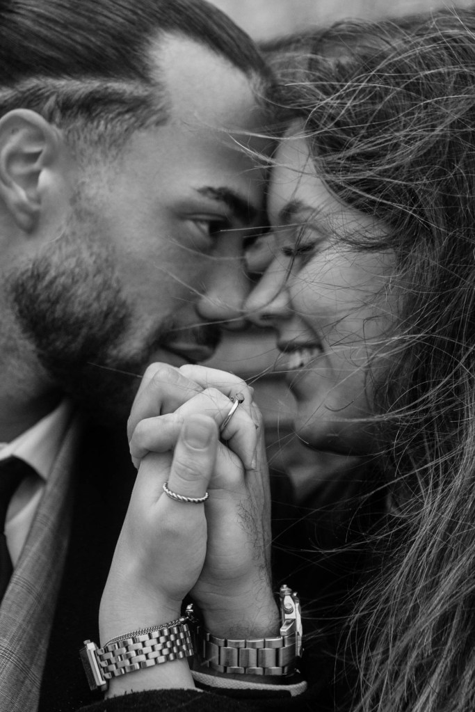 Intimes Couple Shooting Köln – Stirnkuss, Verlobungsring Close-Up © Chirlyart