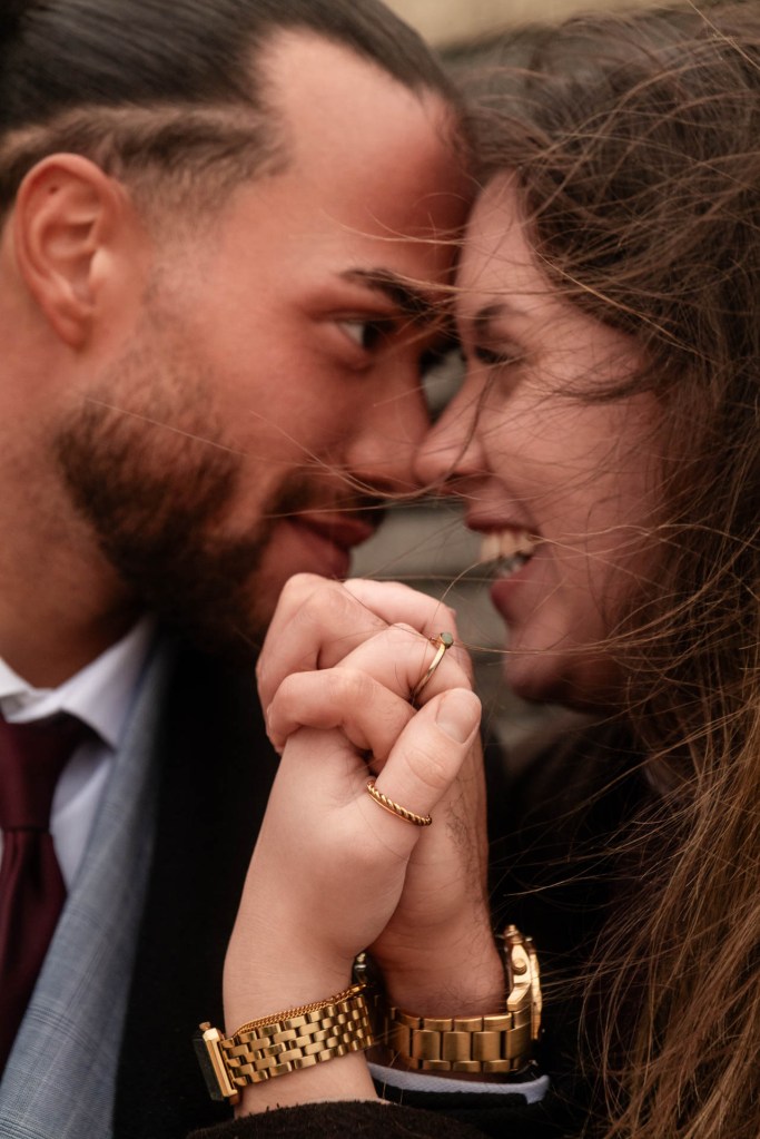 Couple Reportage Köln – Paar lacht, Close-Up mit Ehering, authentischer Moment © Chirlyart