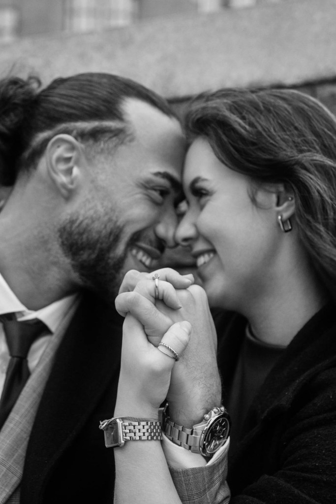 Paarfotografie Köln Herbst – Paar umarmt und lacht zusammen, innige Verbindung © Chirlyart