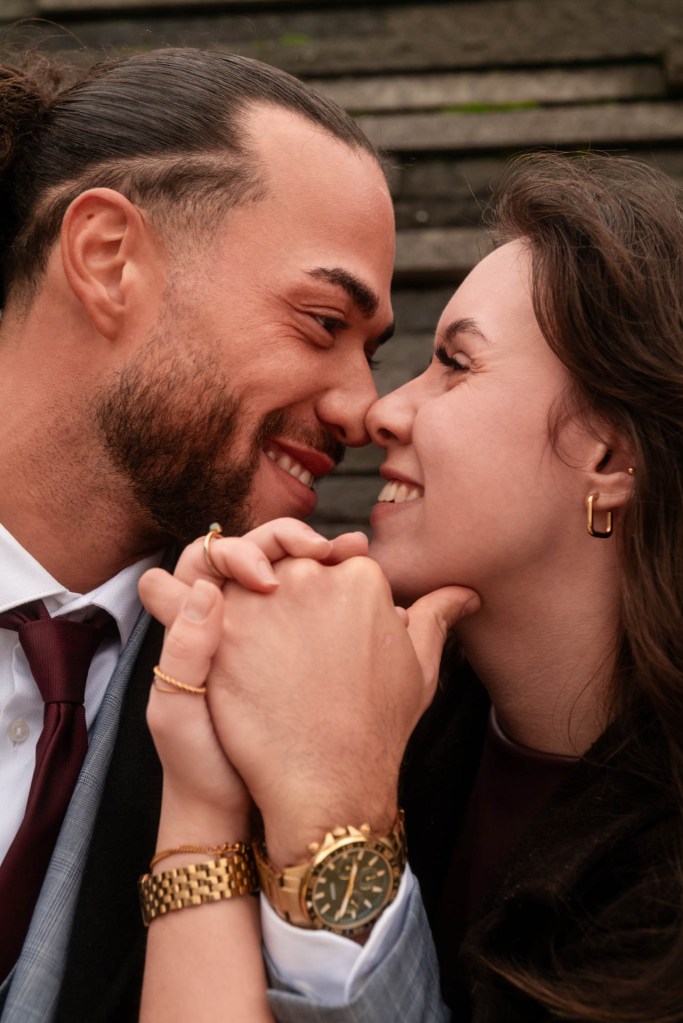 Couple Shooting Köln – Stirnkuss und Lachen, echte Nähe und Verbindung © Chirlyart