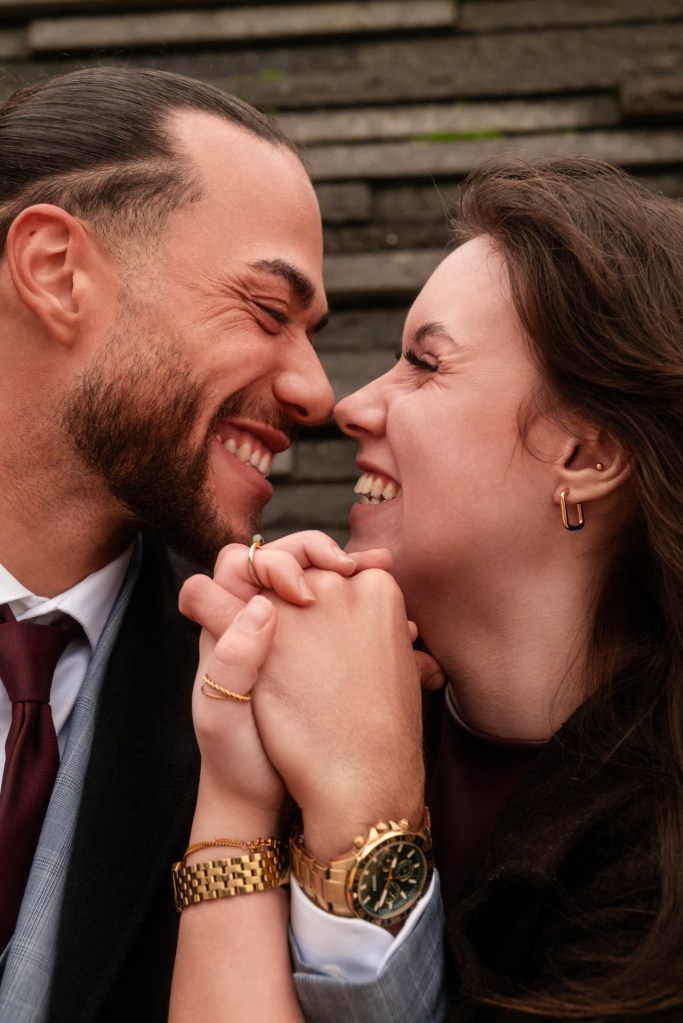 Couple Shooting Köln – Stirnkuss und Lachen, Verlobungsring, echter Moment © Chirlyart