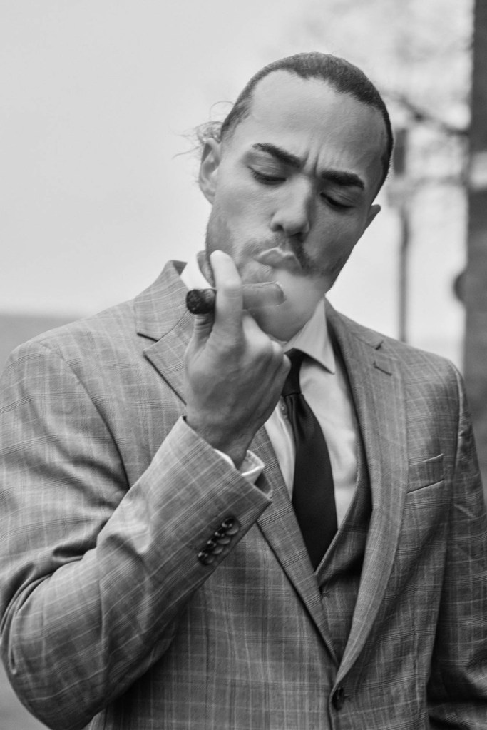 Editorial Paarfotografie Köln – Mann bläst Zigarrenrauch, elegantes Abend-Shooting © Chirlyart