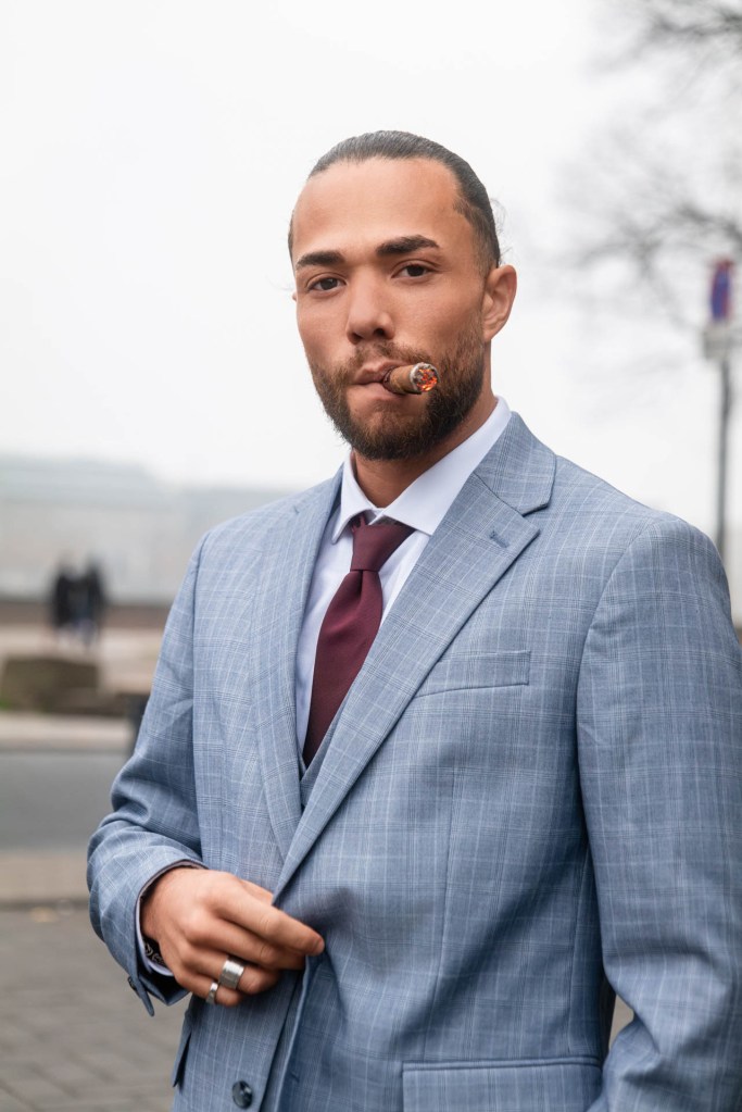 Editorial Paarfotografie Köln – Mann im Anzug mit Zigarre, elegantes Abend-Shooting © Chirlyart