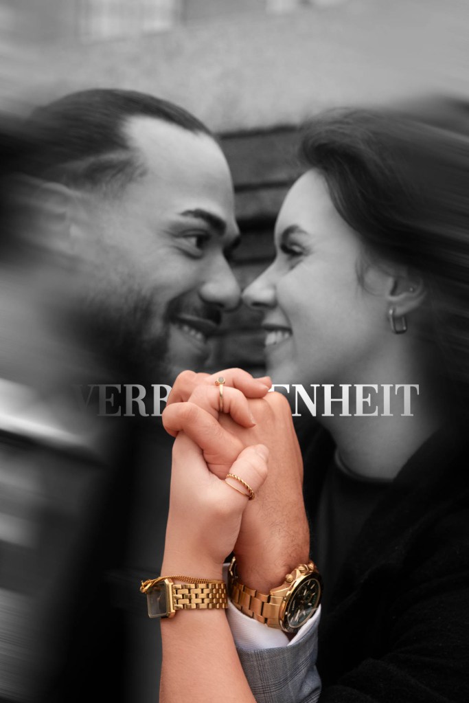 Authentische Couple-Reportage Köln – Paar lacht und berührt sich zart, echte Verbindung © Chirlyart