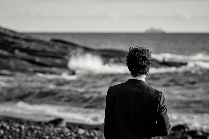 Elopement Teneriffa – Doris und O am Strand, erste Momente goldenes Licht © Chirlyart