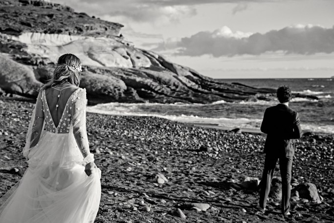 Elopement Teneriffa – Brautpaar erste Momente am Atlantik Kanaren © Chirlyart