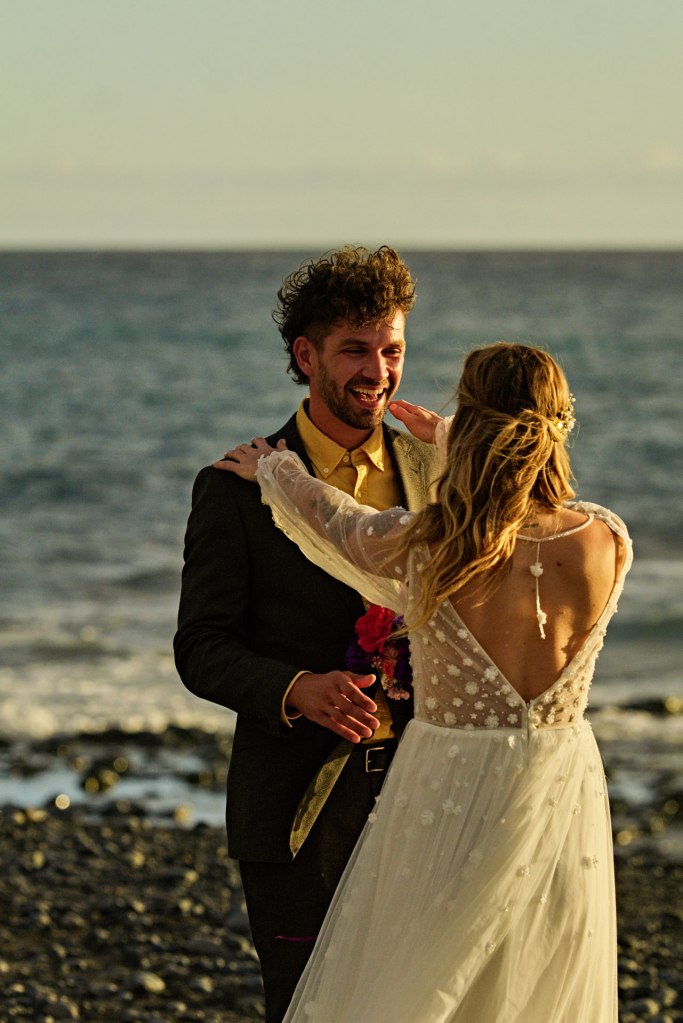 Elopement Teneriffa – Braut Portrait am Strand warmes Licht Kanaren © Chirlyart