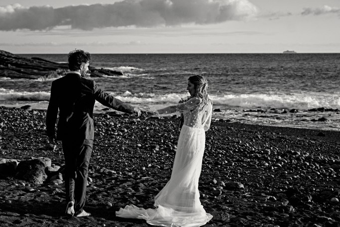 Hochzeitsfotografie Teneriffa – Brautpaar erste Umarmung, romantische Stimmung Kanaren © Chirlyart