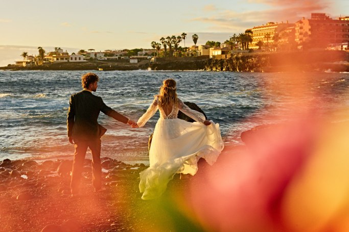 Elopement Kanaren – Brautpaar am Strand romantischer Moment goldenes Licht Teneriffa © Chirlyart