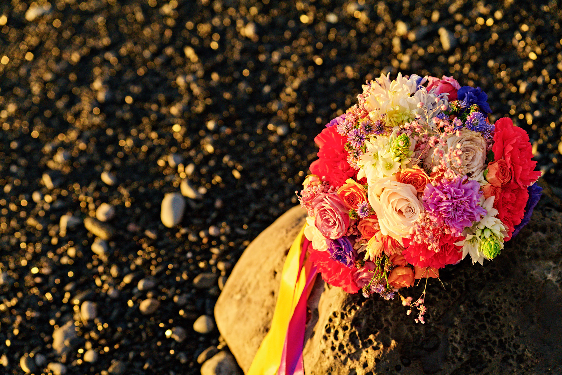 Elopement Teneriffa Weitwinkel – Brautpaar epische Landschaft Atlantik goldene Stunde Kanaren © Chirlyart