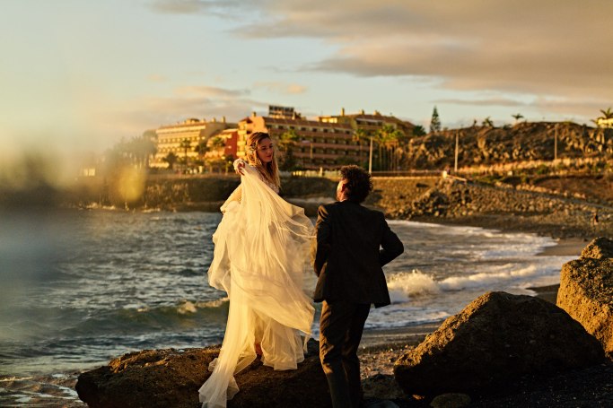 Hochzeit Teneriffa – Brautpaar romantischer Kuss goldene Stunde Kanaren © Chirlyart
