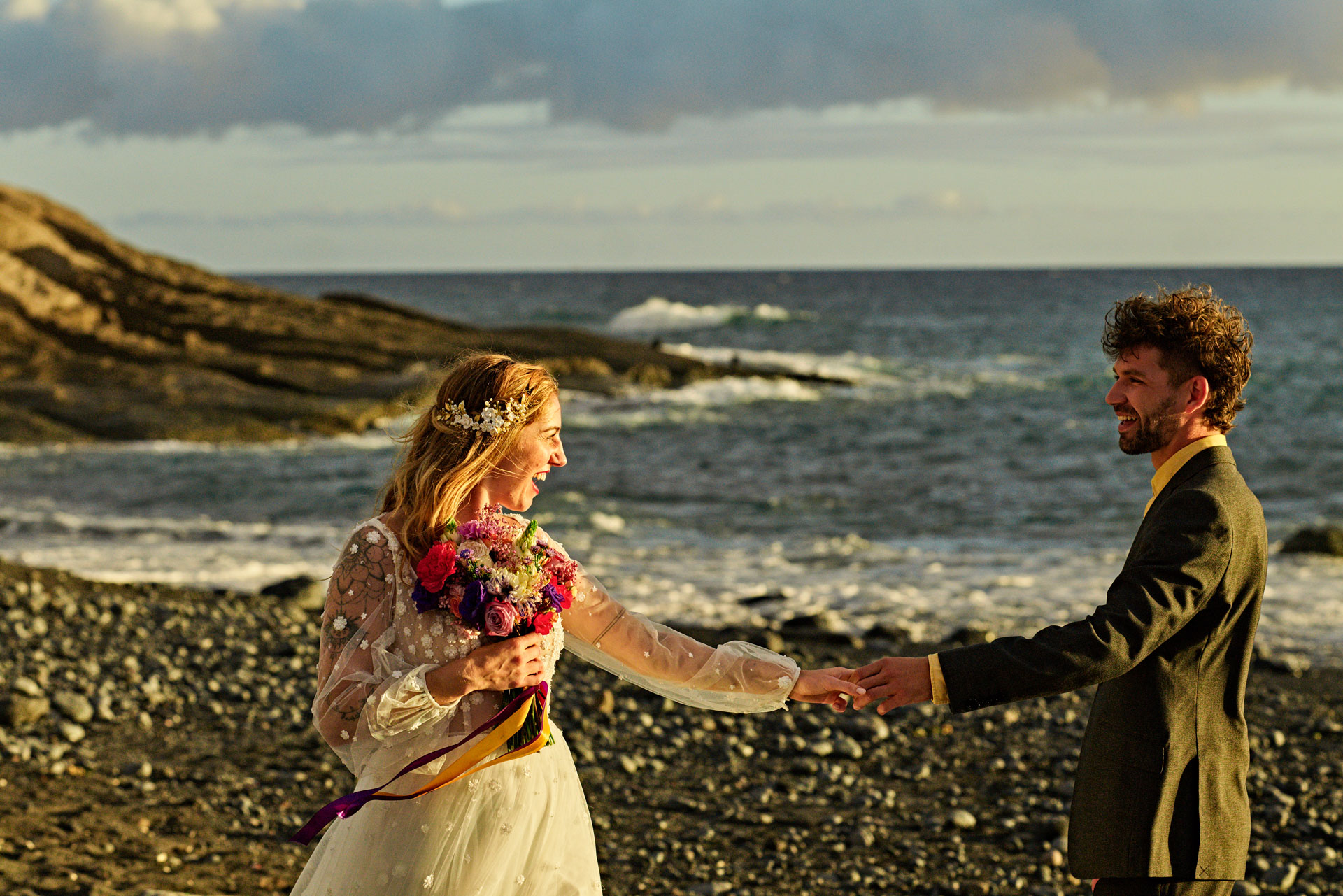 Elopement Teneriffa – Brautpaar am Strand, weites Panorama goldene Stunde Kanaren © Chirlyart