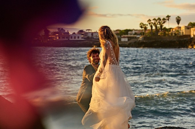 Elopement Teneriffa – Brautpaar Hand in Hand Atlantikstrand warmes Licht © Chirlyart