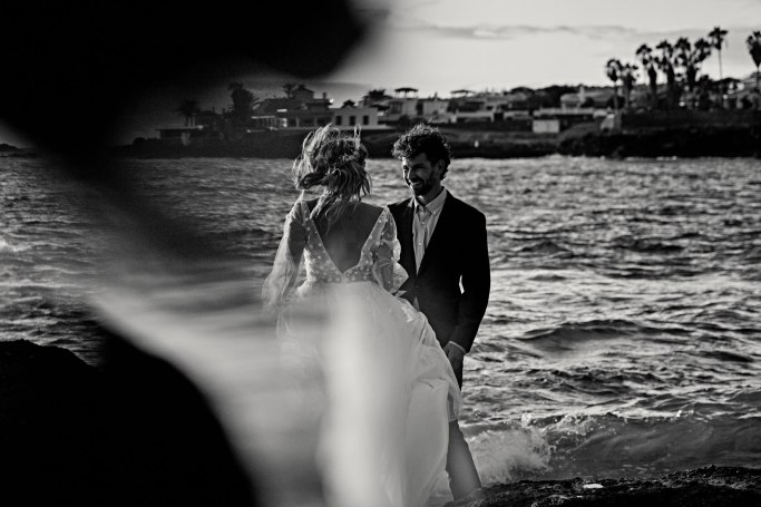 Hochzeitsfotografie Teneriffa – Brautpaar intimer Moment Strand Kanaren © Chirlyart