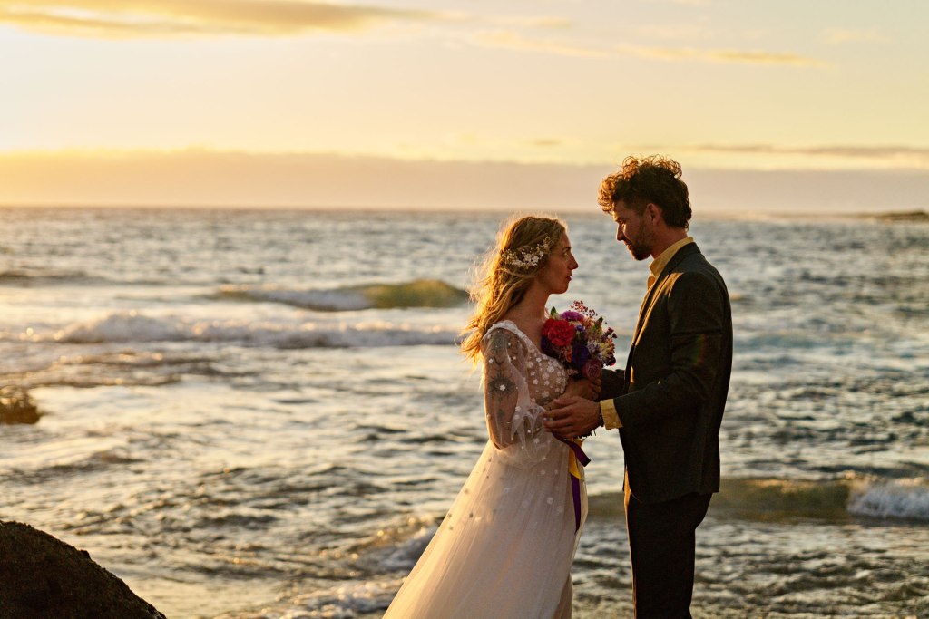 Elopement Teneriffa – Brautpaar romantische Stimmung Atlantik goldene Stunde Kanaren © Chirlyart