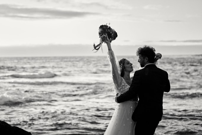 Elopement Teneriffa – Braut im Hochzeitskleid am Strand, goldenes Licht Kanaren © Chirlyart