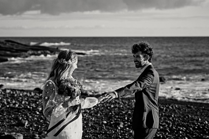 Elopement Teneriffa – zartes Brautpaarportrait am Atlantik warmes Licht © Chirlyart