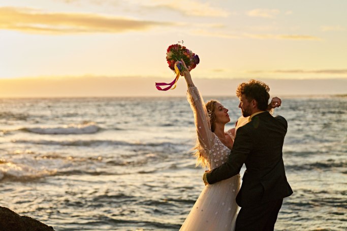 Hochzeit Teneriffa Strand – Brautpaar intimer Moment am Atlantik Kanaren © Chirlyart