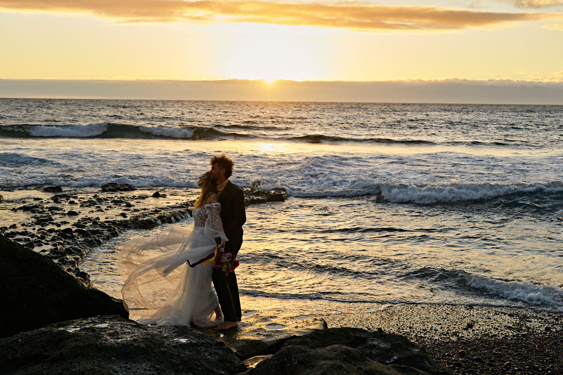 Elopement Teneriffa Strand – Doris und O am Atlantik, weites Panorama goldenes Licht © Chirlyart