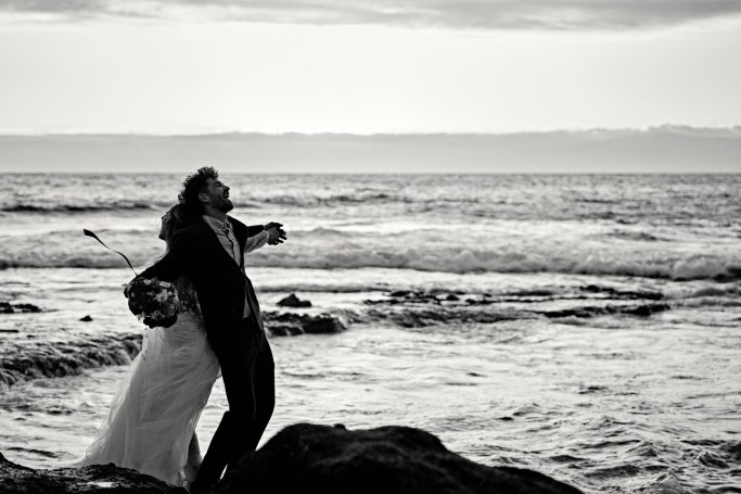Elopement Teneriffa – Brautpaar spaziert am Strand, Sonnenschein Kanaren © Chirlyart