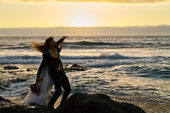 Hochzeitsfotografie Teneriffa – Brautpaar romantischer Kuss am Strand © Chirlyart