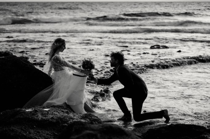 Elopement Strand Teneriffa – zartes Brautpaarportrait warmes Abendlicht Kanaren © Chirlyart