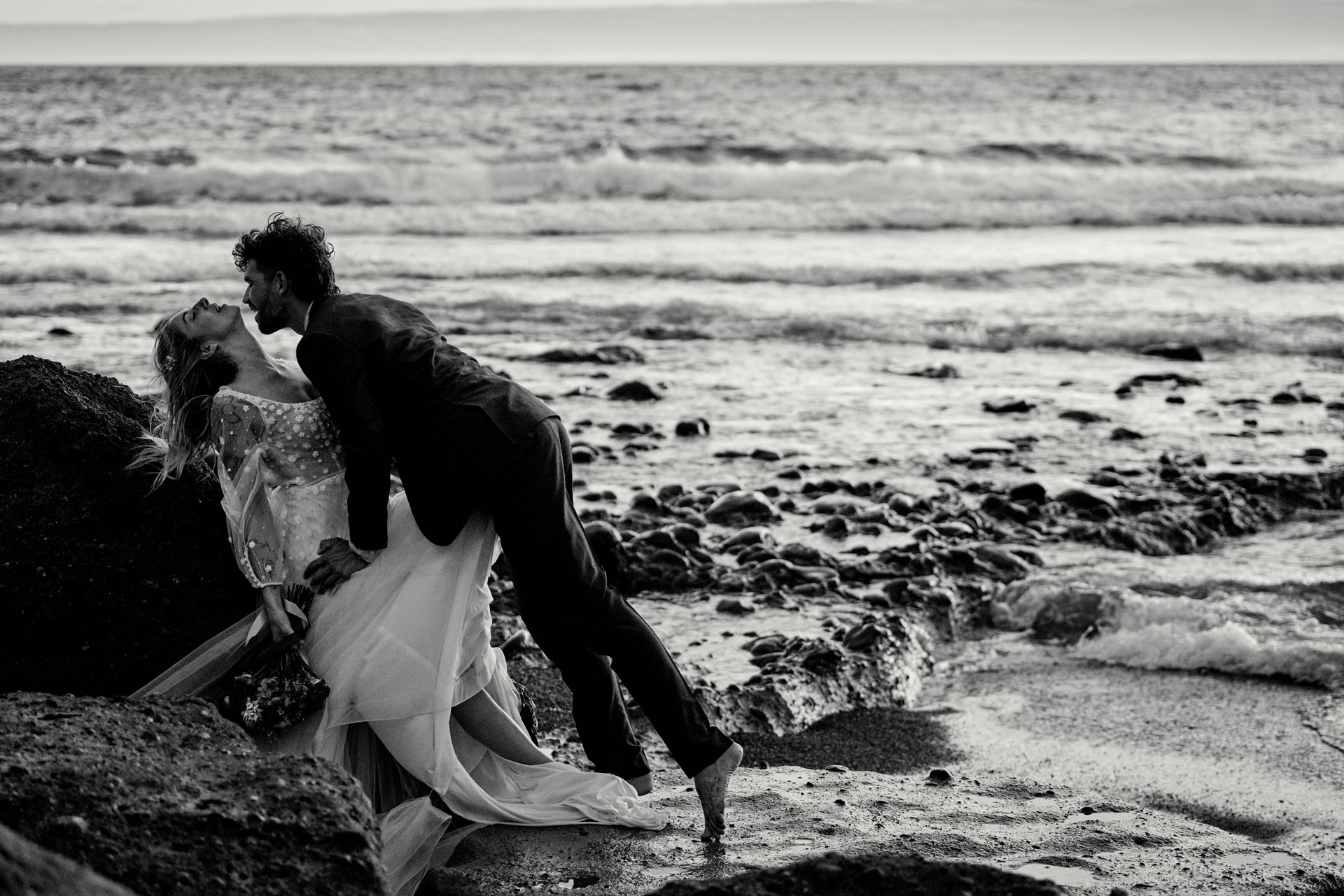 Elopement Teneriffa Weitwinkel – Brautpaar am Strand goldene Stunde Kanaren © Chirlyart