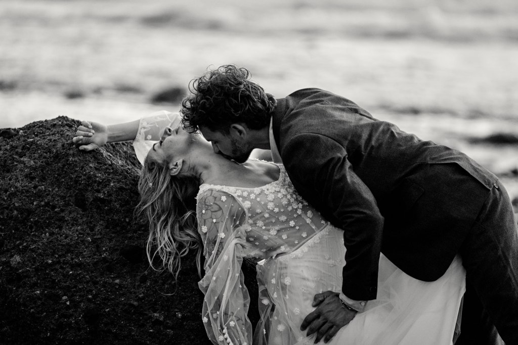 Hochzeit Teneriffa Strand – Brautpaar im goldenen Abendlicht umarmt sich © Chirlyart
