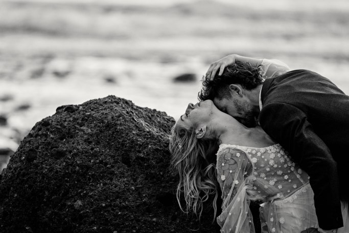 Elopement Portrait Teneriffa – Braut am Strand, warmes Sonnenlicht Kanaren © Chirlyart