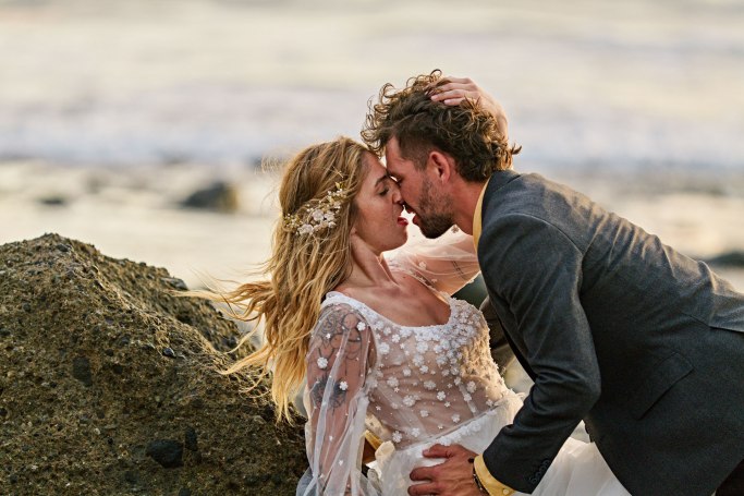 Elopement Teneriffa – Brautpaar Hand in Hand am Atlantik, romantische Stimmung © Chirlyart