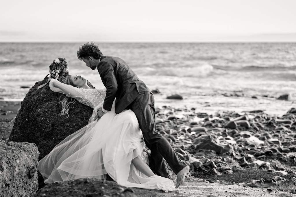 Hochzeitsfotografie Teneriffa Strand – Brautpaar romantischer Moment goldene Stunde © Chirlyart