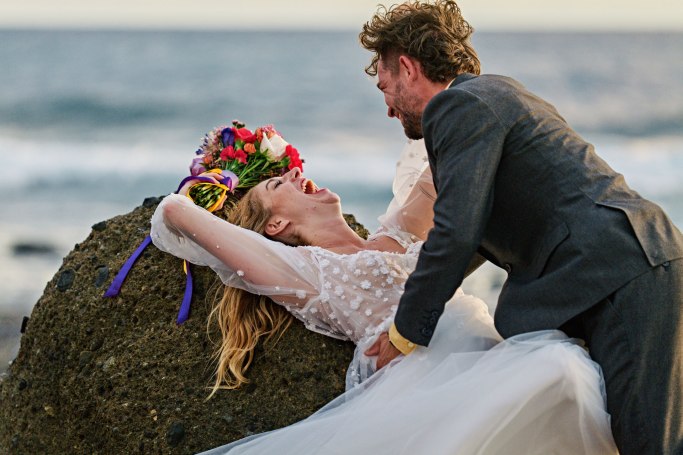 Elopement Teneriffa – Brautpaar läuft am Strand, Wellen und Sonnenschein Kanaren © Chirlyart