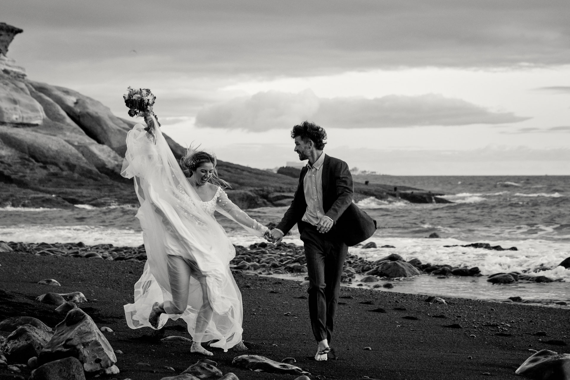 Elopement Teneriffa – Brautpaar am Strand Weitwinkel, Atlantik und Sonnenschein Kanaren © Chirlyart