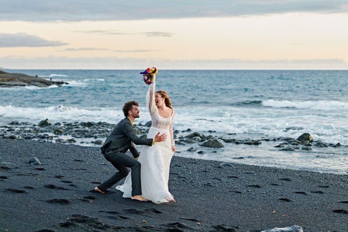 Hochzeit Teneriffa – Brautpaar romantischer Kuss am Atlantik Strand © Chirlyart