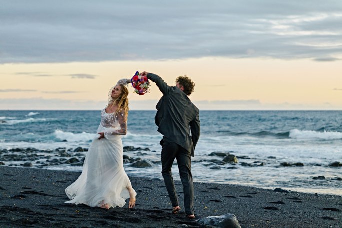 Elopement Kanaren Teneriffa – Brautpaar läuft barfuß am Strand, warmes Licht © Chirlyart
