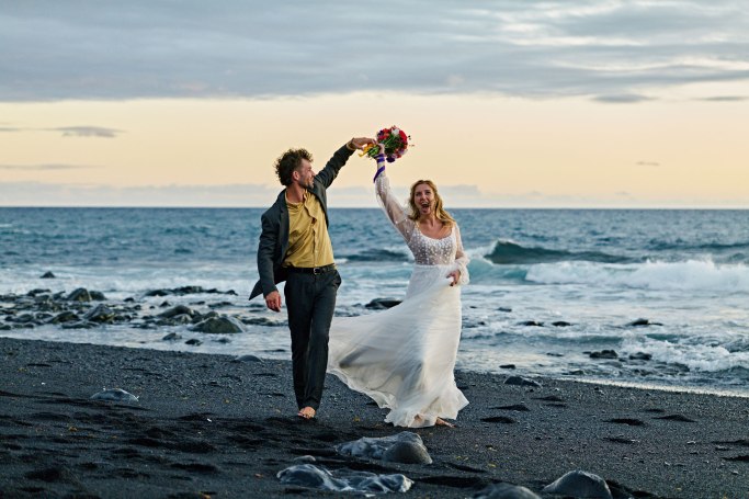 Elopement Teneriffa – zartes Portrait Brautpaar am Atlantik, goldene Stunde © Chirlyart
