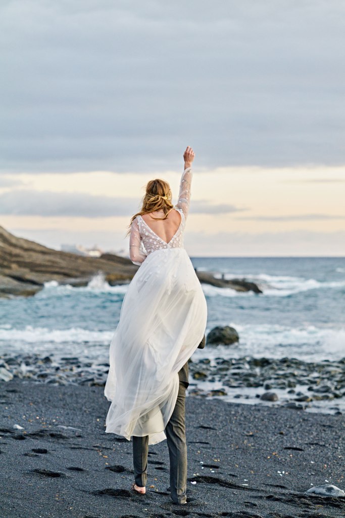 Hochzeitsfotografie Teneriffa – Braut Portrait am Strand, flowinges Kleid Kanaren © Chirlyart