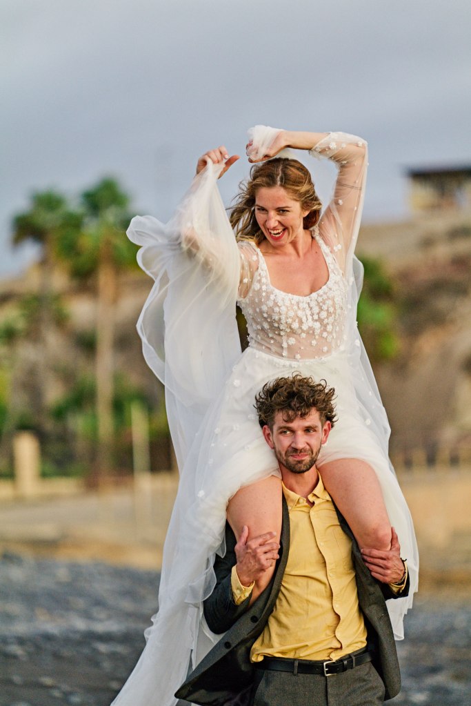 Elopement Teneriffa – Bräutigam Portrait am Strand warmes Sonnenlicht Kanaren © Chirlyart