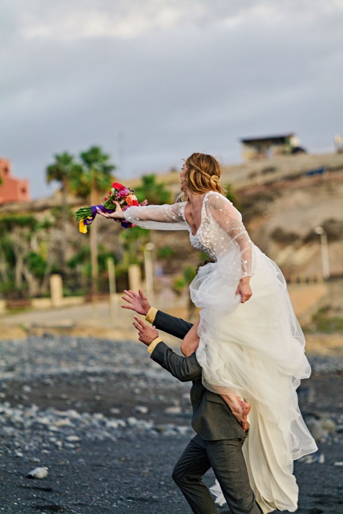 Hochzeit Teneriffa Portrait – Braut im Hochzeitskleid, goldenes Licht Atlantik © Chirlyart