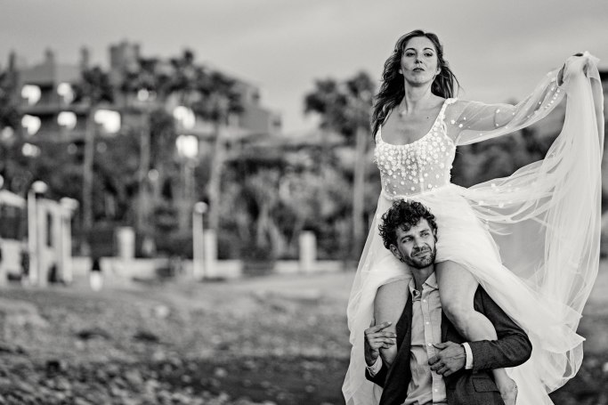 Elopement Kanaren – Brautpaar schaut aufs Meer, Teneriffa Strand goldene Stunde © Chirlyart