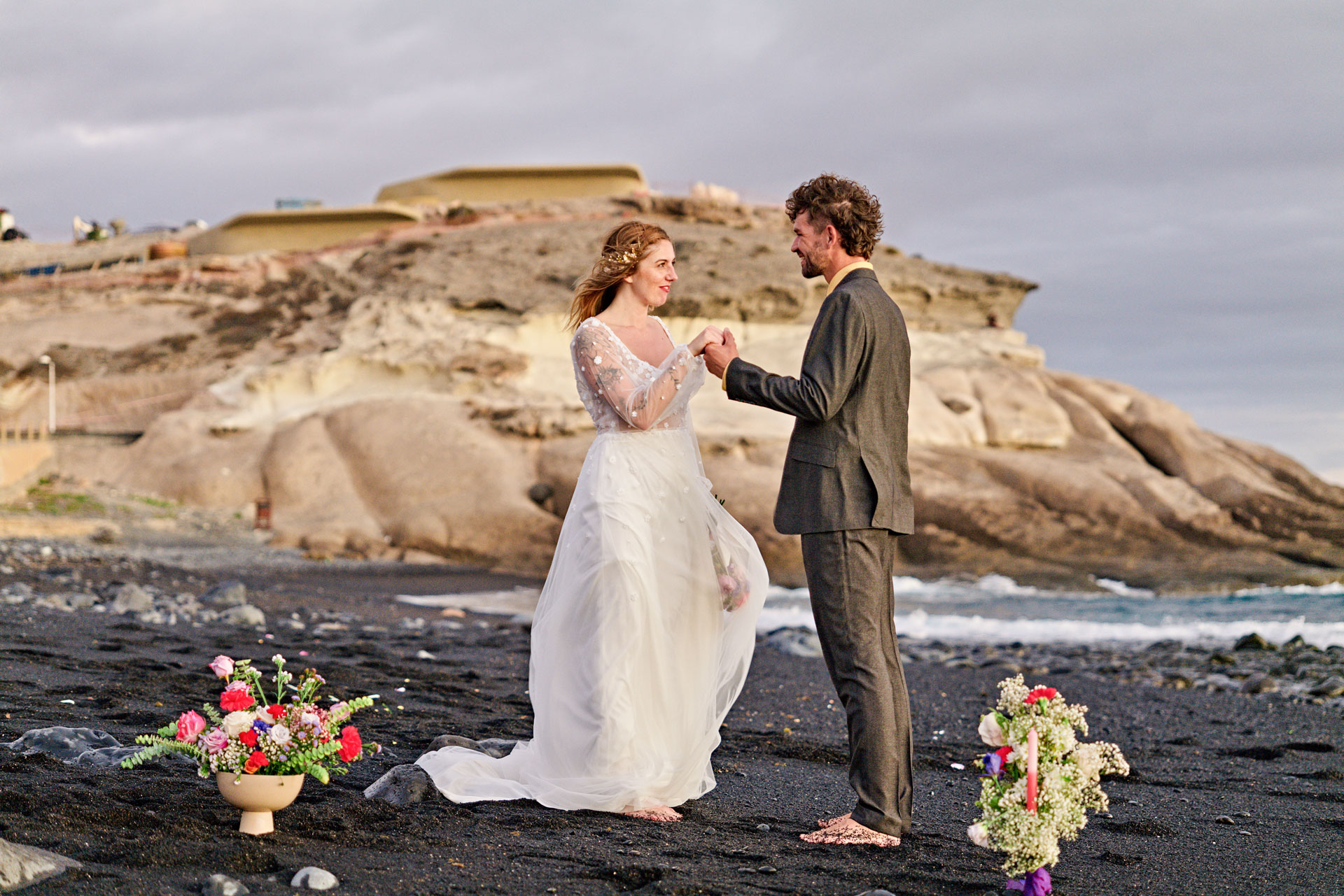 Elopement Teneriffa Weitwinkel – Brautpaar am Atlantik, romantische Strandatmosphäre Kanaren © Chirlyart