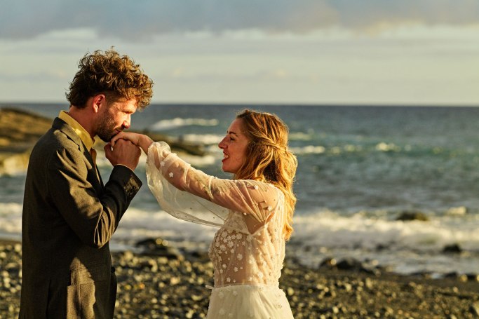 Hochzeit Teneriffa – Brautpaar romantischer Kuss am Strand Kanaren © Chirlyart