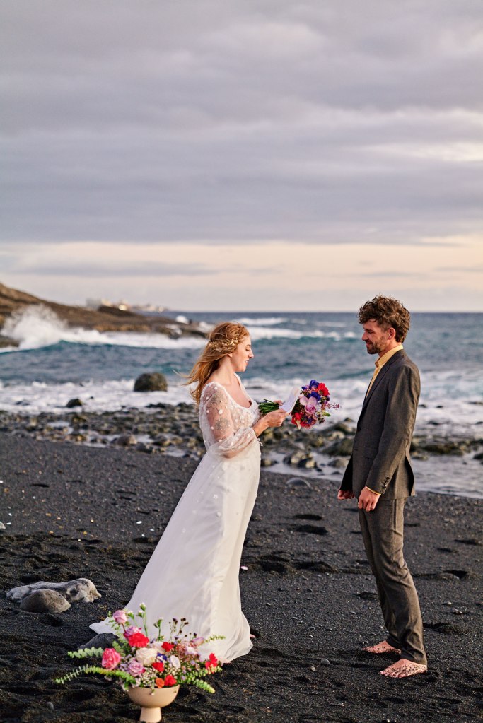 Hochzeit Teneriffa – Braut Portrait flowinges Kleid warmes Abendlicht Kanaren © Chirlyart