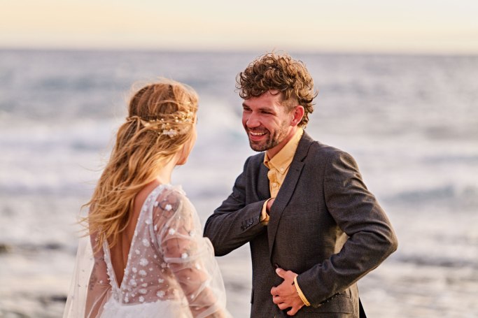 Elopement Teneriffa – Brautpaar romantischer Moment, Atlantik Hintergrund Kanaren © Chirlyart